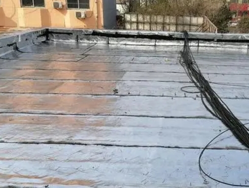 怀仁卫生间漏水维修公司分享下怀仁屋面楼顶防水刚性防水层施工要点。